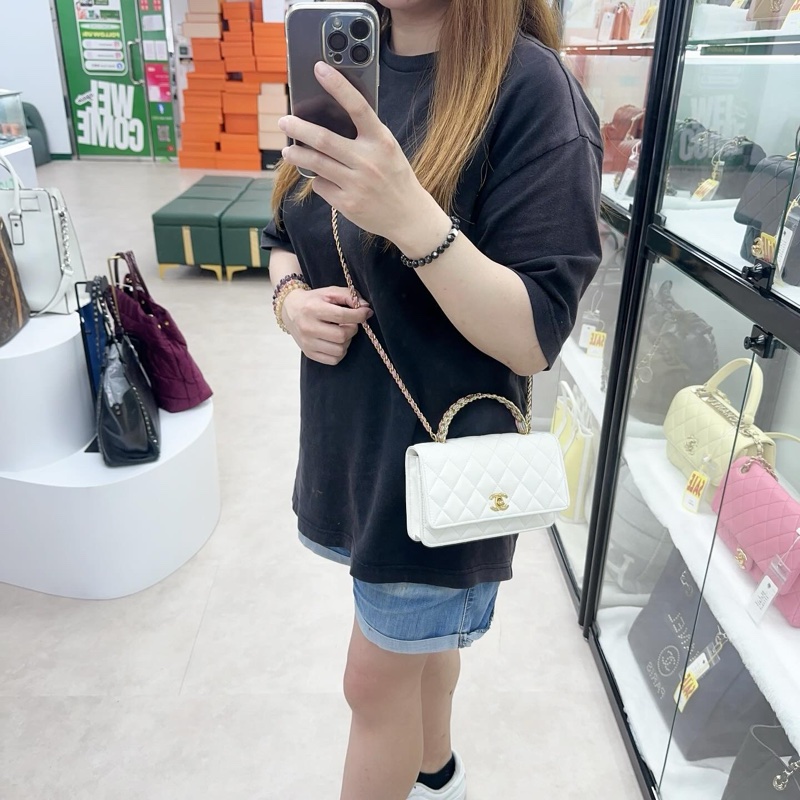 CHANEL 23P Handle 油蠟皮白色金扣彩虹鏤空字母款 WOC 晶片款 手提斜肩包-1