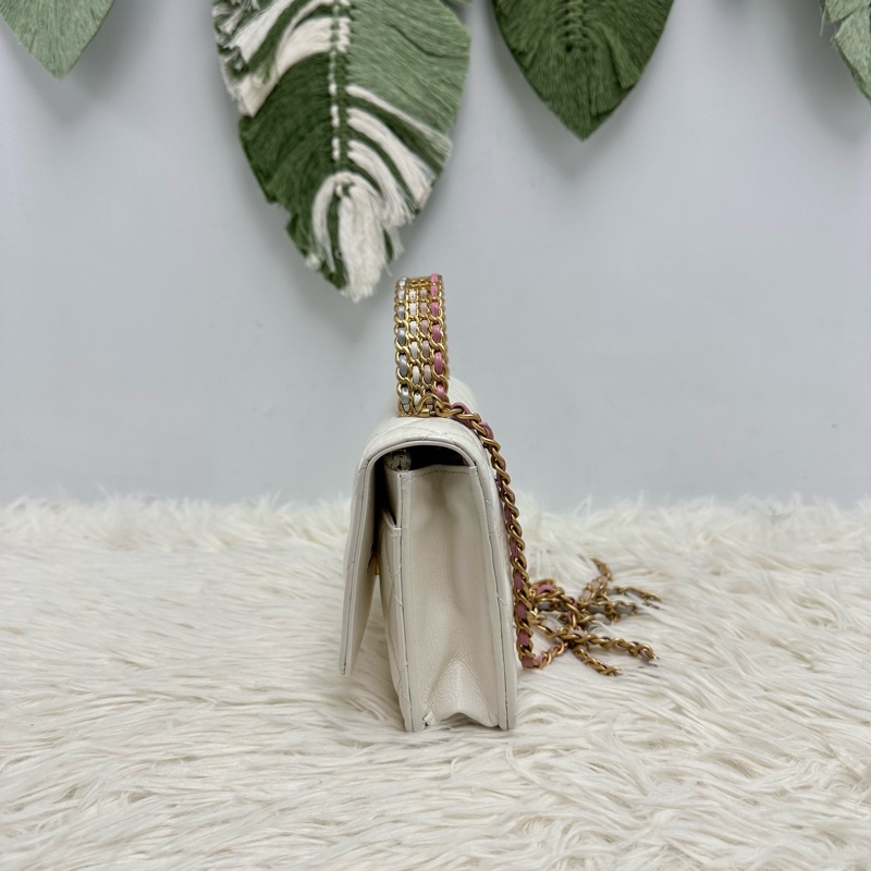 CHANEL 23P Handle 油蠟皮白色金扣彩虹鏤空字母款 WOC 晶片款 手提斜肩包-2