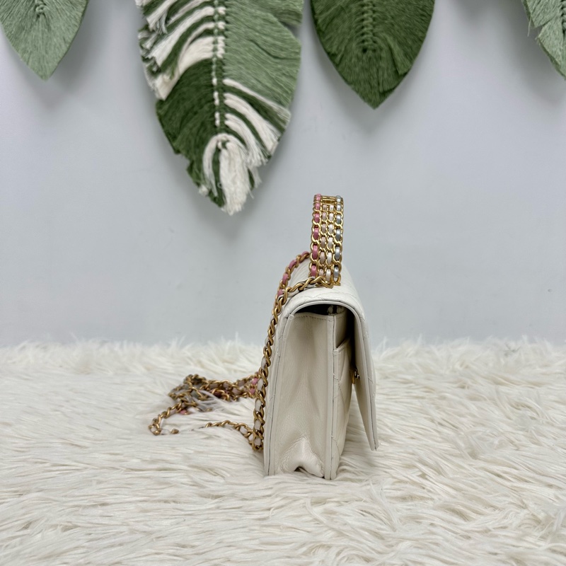 CHANEL 23P Handle 油蠟皮白色金扣彩虹鏤空字母款 WOC 晶片款 手提斜肩包-3