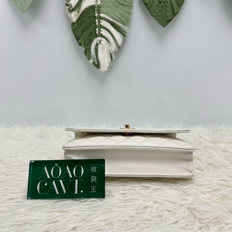 CHANEL 23P Handle 油蠟皮白色金扣彩虹鏤空字母款 WOC 晶片款 手提斜肩包-5