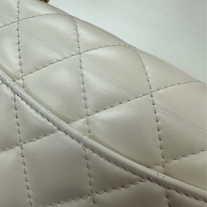 CHANEL 23P Handle 油蠟皮白色金扣彩虹鏤空字母款 WOC 晶片款 手提斜肩包-6