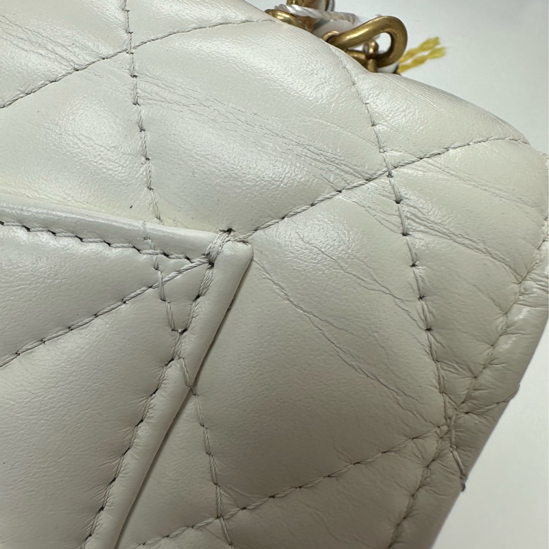 CHANEL 23P Handle 油蠟皮白色金扣彩虹鏤空字母款 WOC 晶片款 手提斜肩包-8