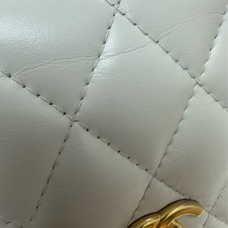 CHANEL 23P Handle 油蠟皮白色金扣彩虹鏤空字母款 WOC 晶片款 手提斜肩包-12