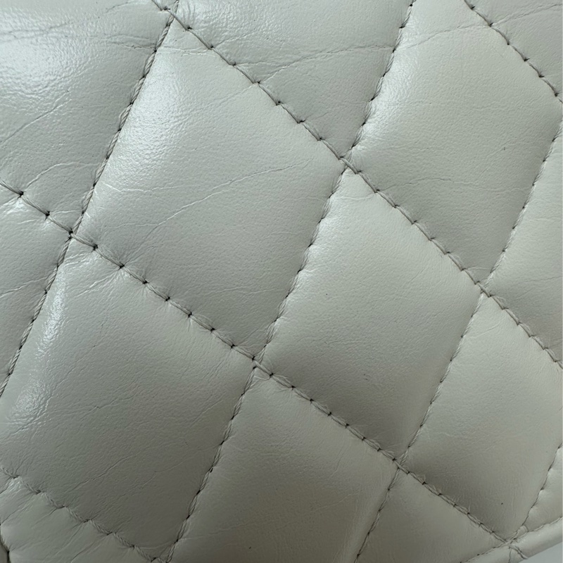 CHANEL 23P Handle 油蠟皮白色金扣彩虹鏤空字母款 WOC 晶片款 手提斜肩包-13