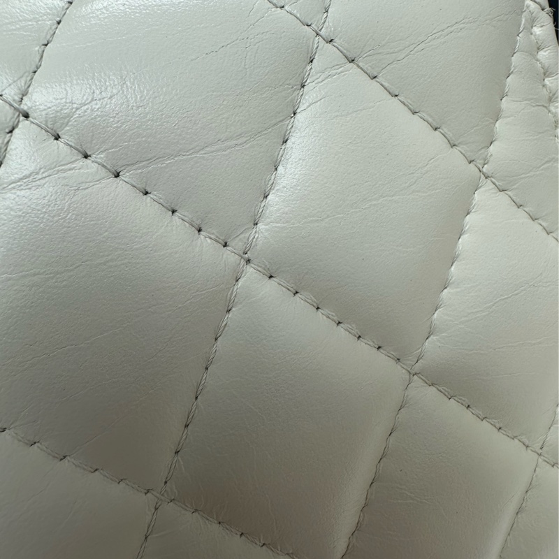 CHANEL 23P Handle 油蠟皮白色金扣彩虹鏤空字母款 WOC 晶片款 手提斜肩包-14