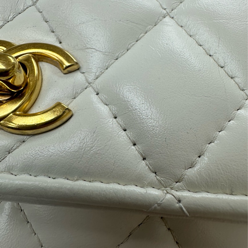 CHANEL 23P Handle 油蠟皮白色金扣彩虹鏤空字母款 WOC 晶片款 手提斜肩包-15