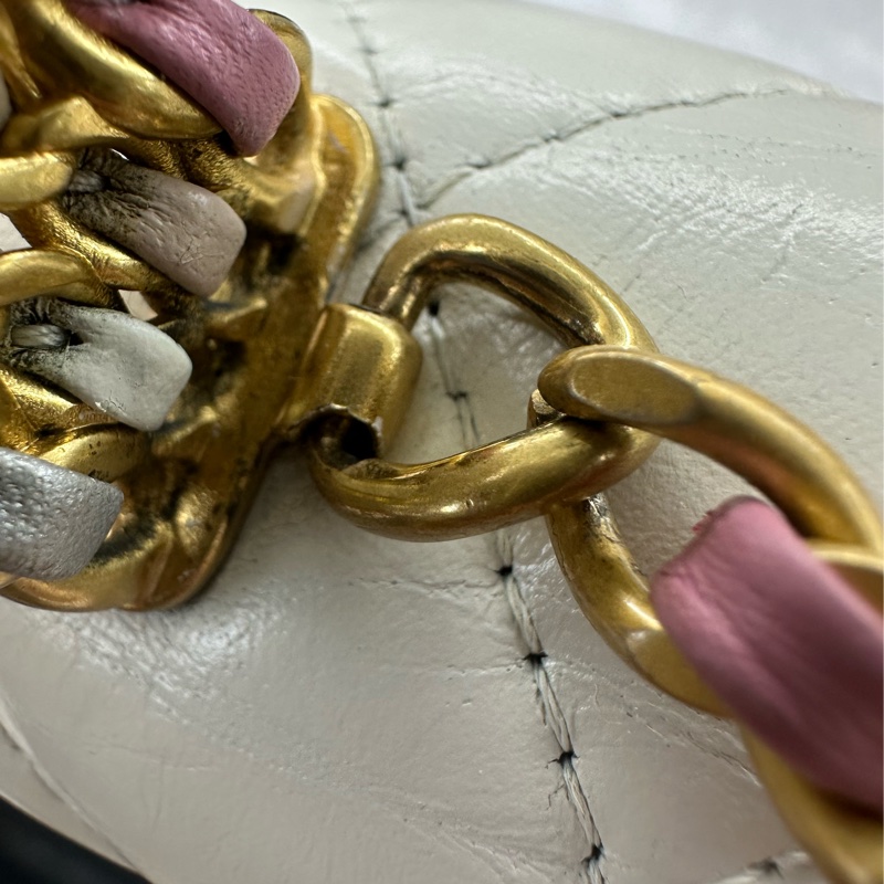 CHANEL 23P Handle 油蠟皮白色金扣彩虹鏤空字母款 WOC 晶片款 手提斜肩包-17