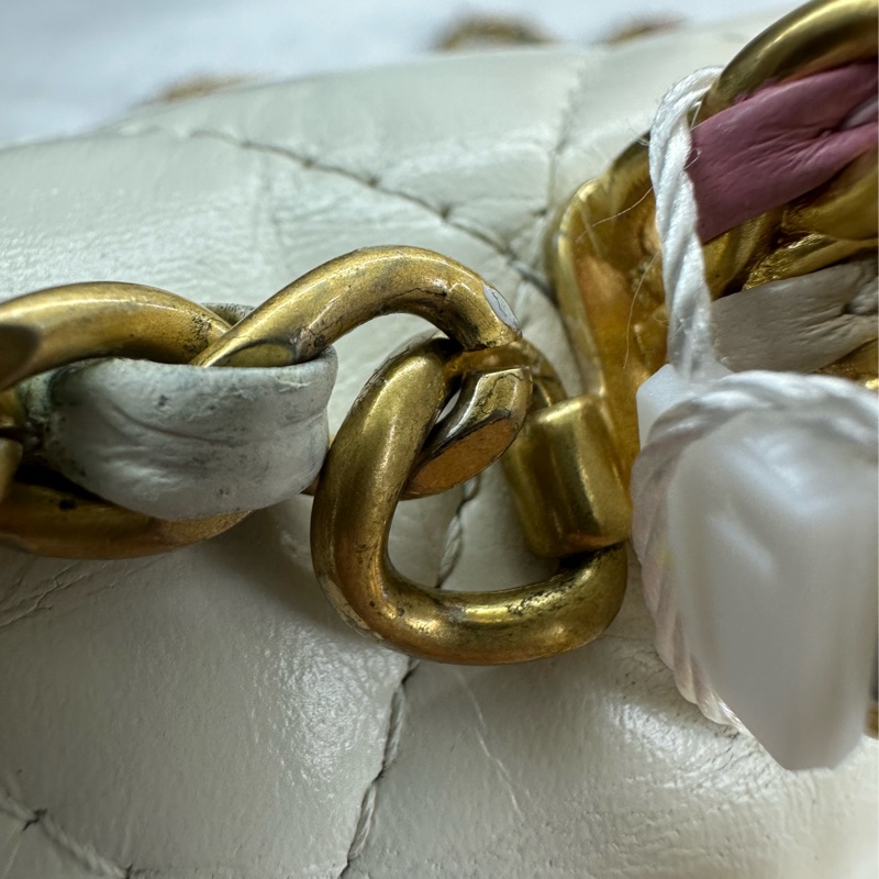 CHANEL 23P Handle 油蠟皮白色金扣彩虹鏤空字母款 WOC 晶片款 手提斜肩包-18