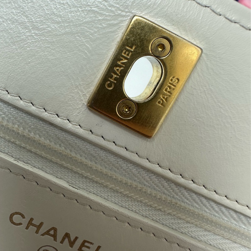 CHANEL 23P Handle 油蠟皮白色金扣彩虹鏤空字母款 WOC 晶片款 手提斜肩包-19