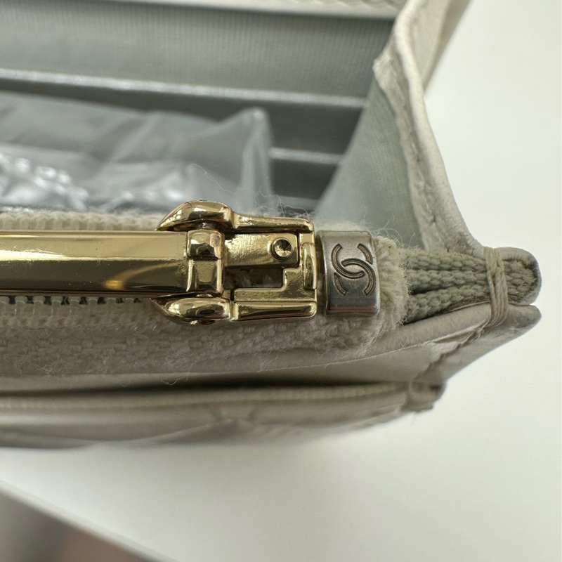 CHANEL 23P Handle 油蠟皮白色金扣彩虹鏤空字母款 WOC 晶片款 手提斜肩包-20