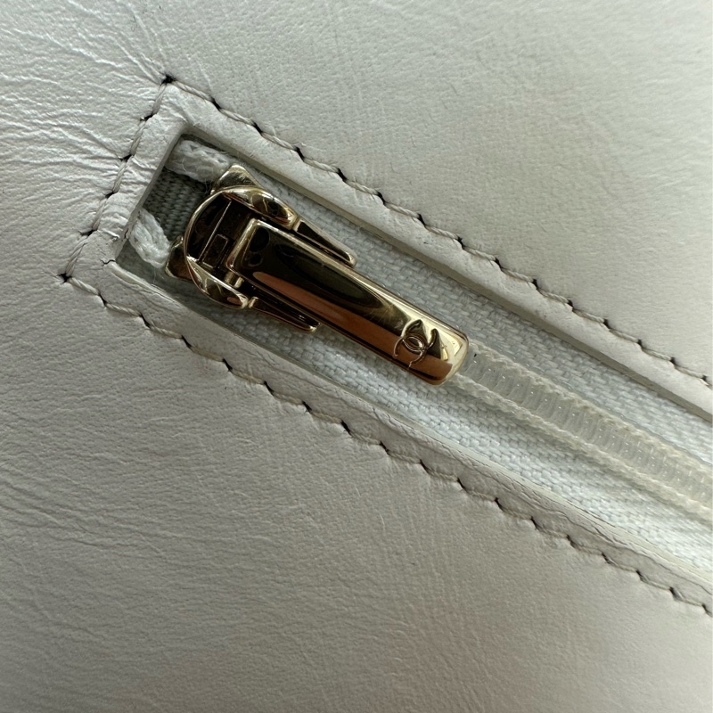 CHANEL 23P Handle 油蠟皮白色金扣彩虹鏤空字母款 WOC 晶片款 手提斜肩包-21