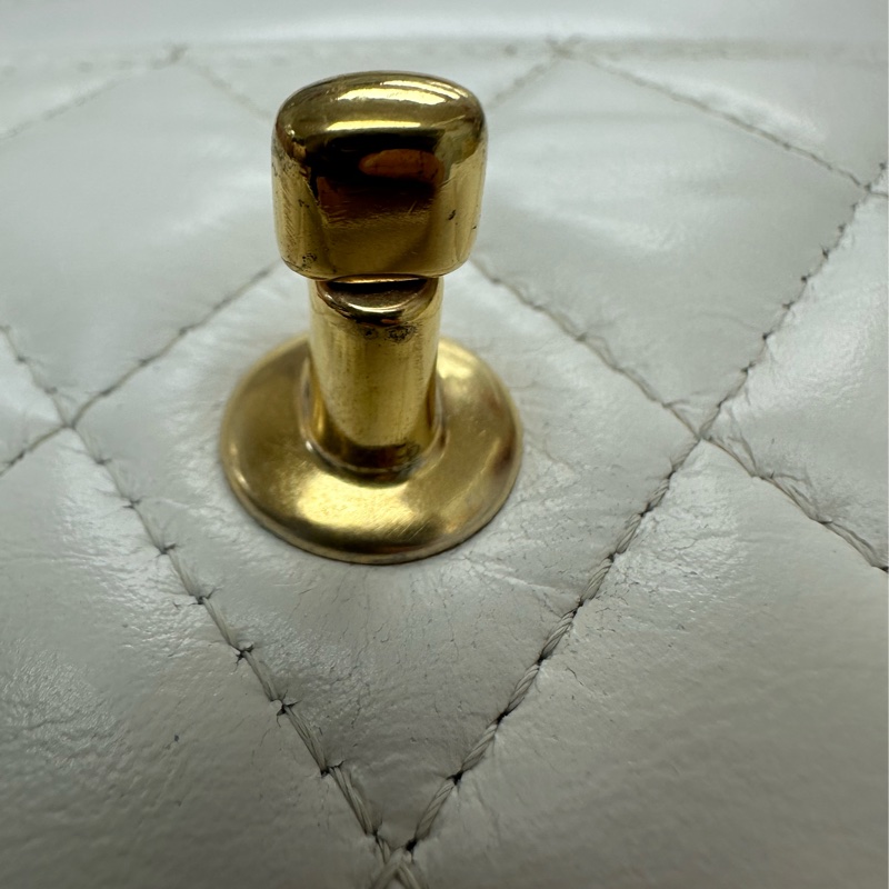 CHANEL 23P Handle 油蠟皮白色金扣彩虹鏤空字母款 WOC 晶片款 手提斜肩包-23