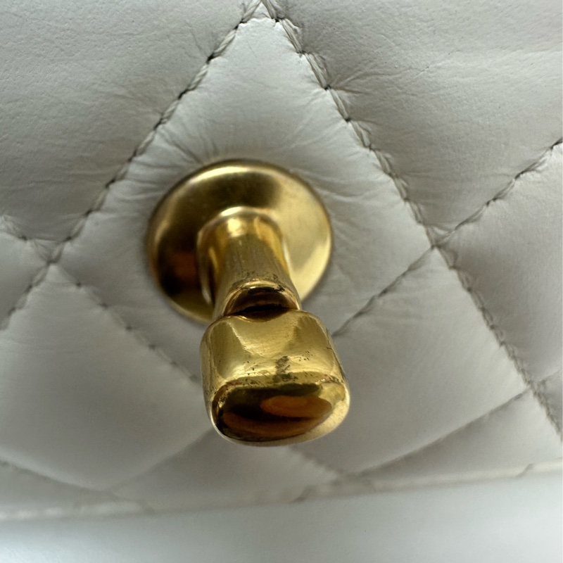 CHANEL 23P Handle 油蠟皮白色金扣彩虹鏤空字母款 WOC 晶片款 手提斜肩包-24