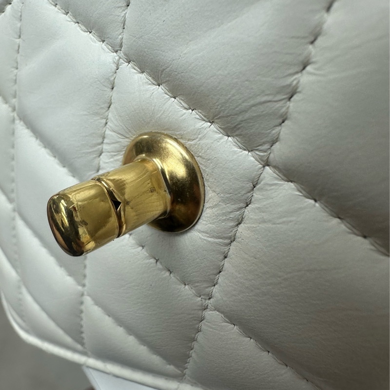 CHANEL 23P Handle 油蠟皮白色金扣彩虹鏤空字母款 WOC 晶片款 手提斜肩包-25