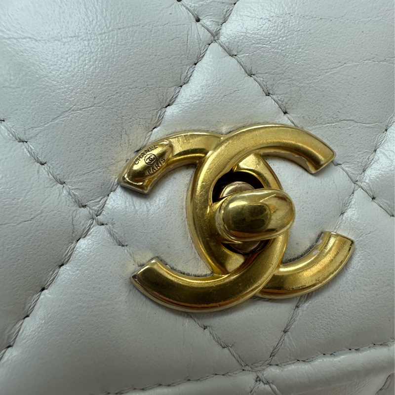 CHANEL 23P Handle 油蠟皮白色金扣彩虹鏤空字母款 WOC 晶片款 手提斜肩包-26