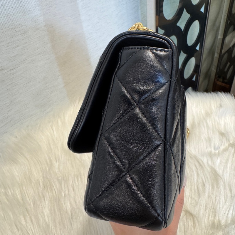 Chanel 黑牛皮霧金琺瑯釦肩斜背包 芯片款 近全新-2