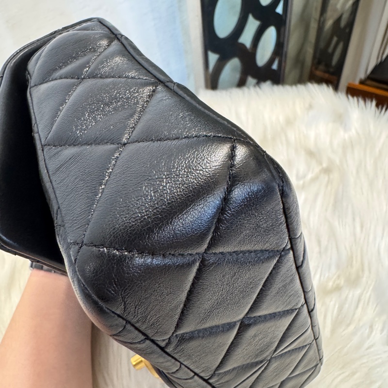 Chanel 黑牛皮霧金琺瑯釦肩斜背包 芯片款 近全新-4