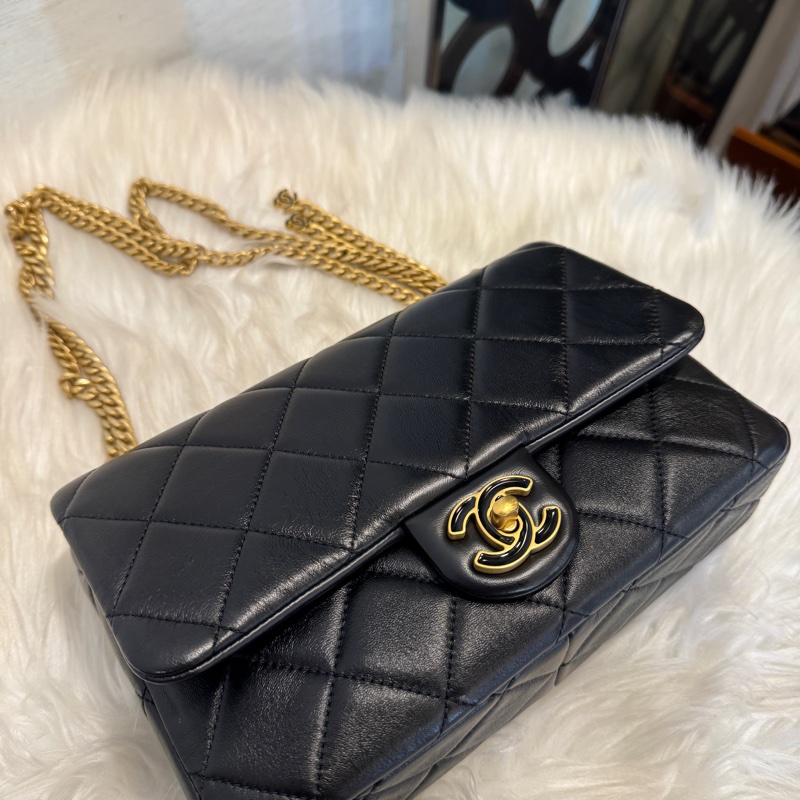 Chanel 黑牛皮霧金琺瑯釦肩斜背包 芯片款 近全新-6