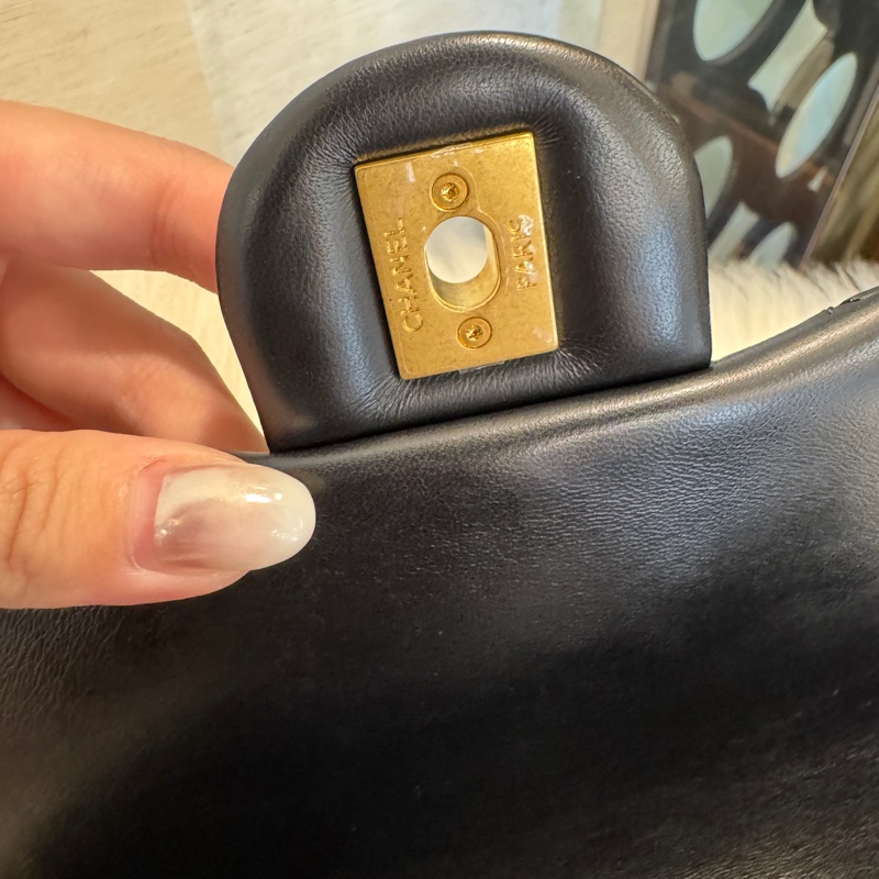 Chanel 黑牛皮霧金琺瑯釦肩斜背包 芯片款 近全新-8