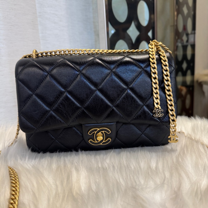 Chanel 黑牛皮霧金琺瑯釦肩斜背包 芯片款 近全新-10