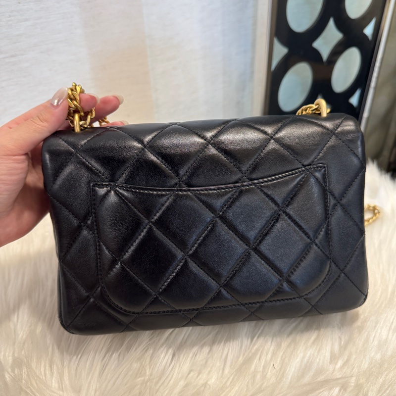 Chanel 黑牛皮霧金琺瑯釦肩斜背包 芯片款 近全新-11