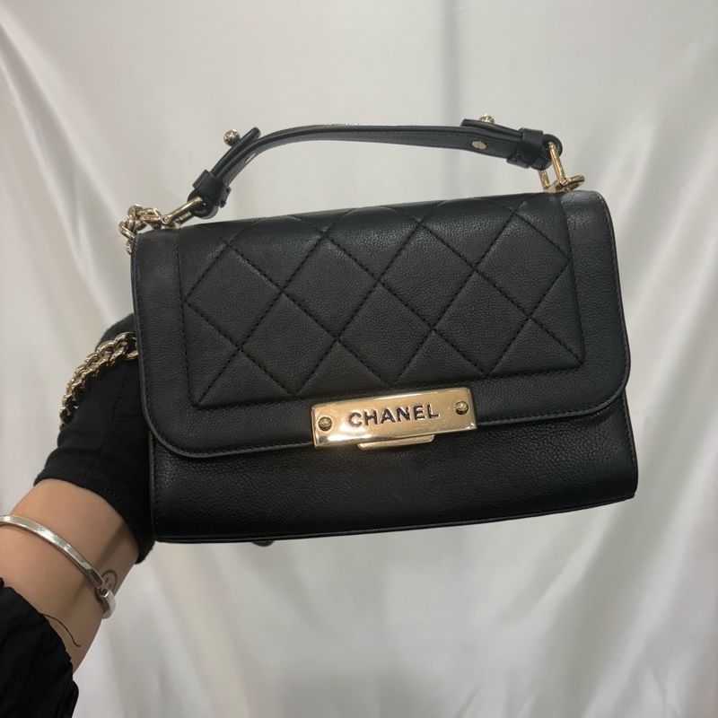 CHANEL 金扣鐵牌牛皮提把鏈條包 黑-1