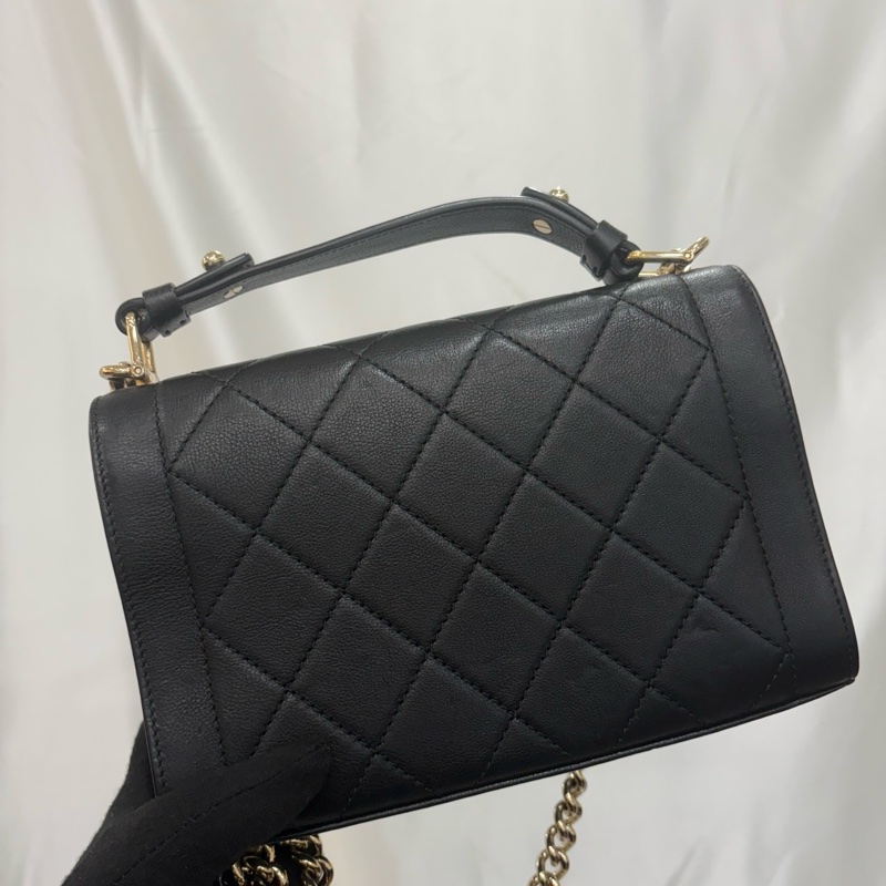 CHANEL 金扣鐵牌牛皮提把鏈條包 黑-5