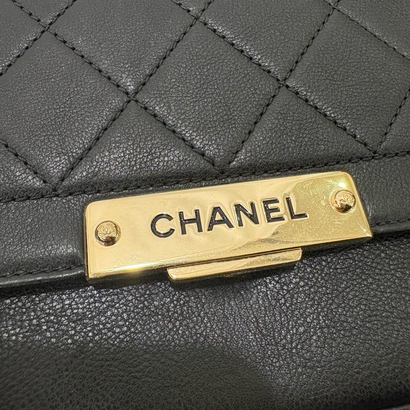 CHANEL 金扣鐵牌牛皮提把鏈條包 黑-7