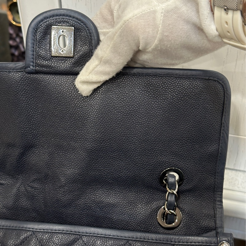 Chanel Cf28季節限量款牛皮口蓋斜挎包 99閒置新🉑斜挎🉑肩背-21