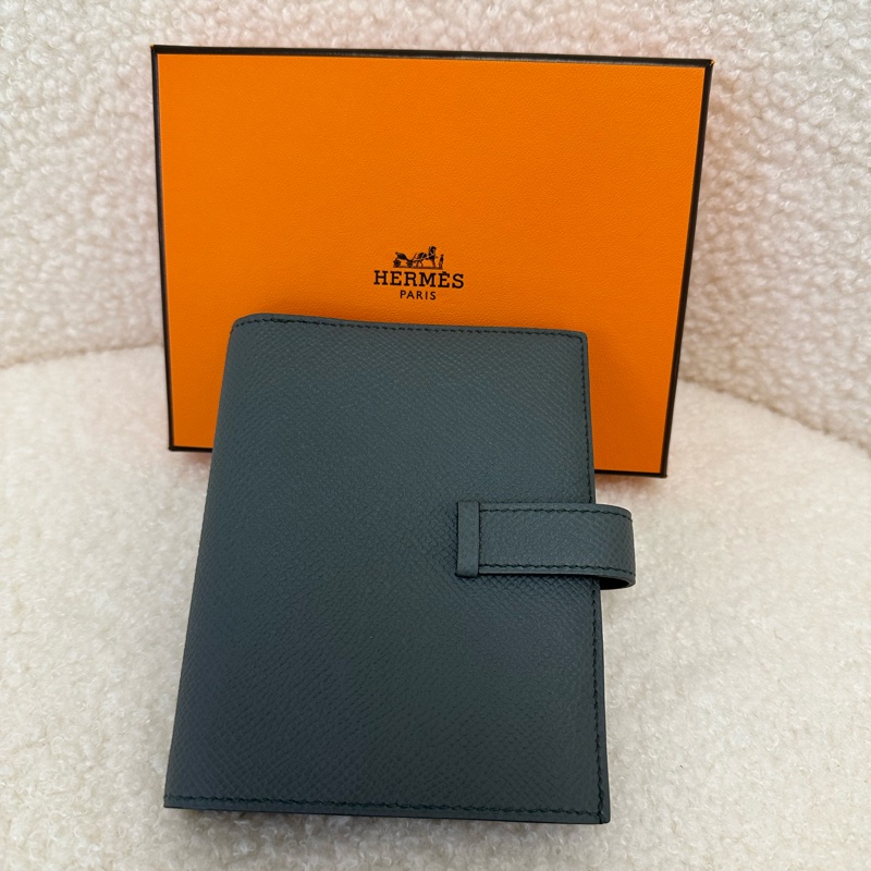 Hermes 愛馬仕杏仁綠色短款錢包,99新好成色,帶盒。-1