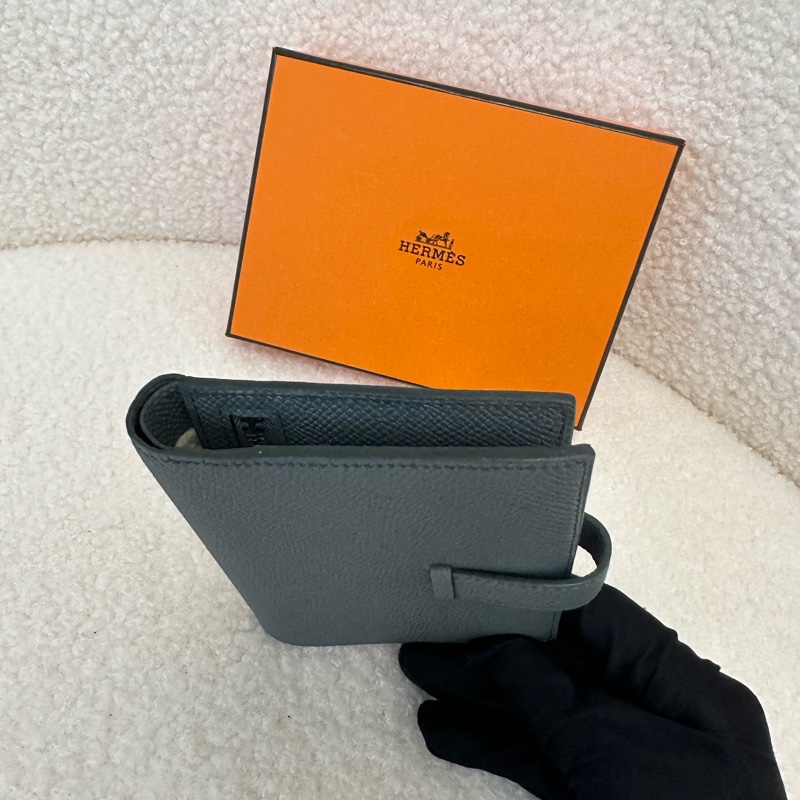 Hermes 愛馬仕杏仁綠色短款錢包,99新好成色,帶盒。-2