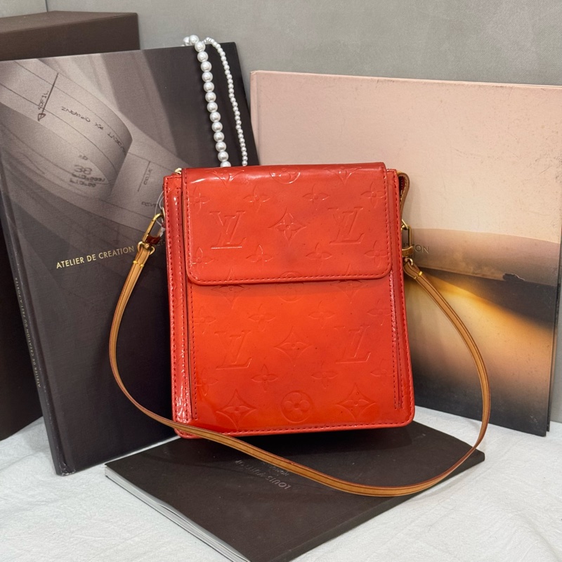 Louis Vuitton 漆皮紅色相機包-1
