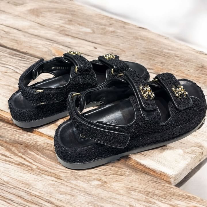 CHANEL 魔鬼氈毛呢涼鞋/黑色-1