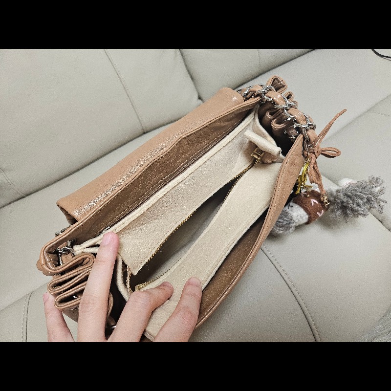  Chanel 皮革鏈帶包 👜柔軟的皮革觸感極佳,雙 C 大壓紋-12