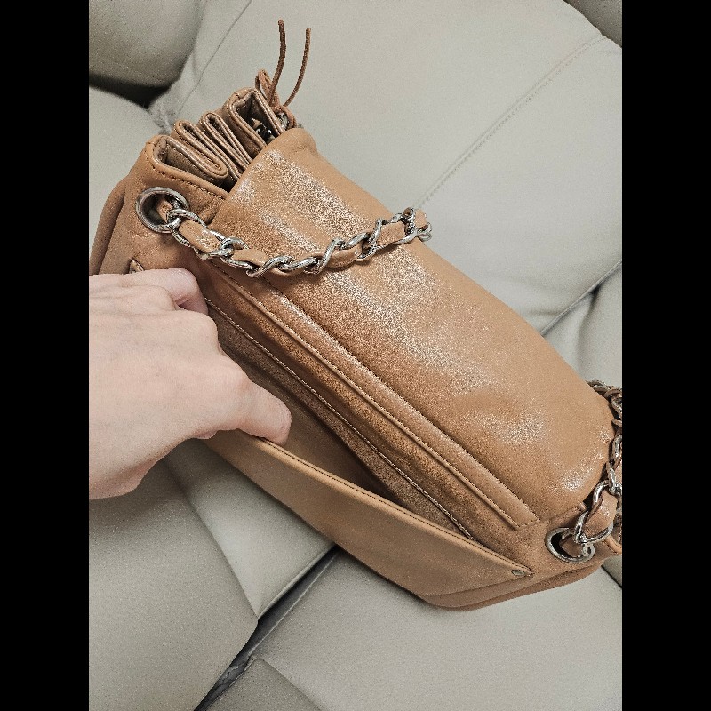  Chanel 皮革鏈帶包 👜柔軟的皮革觸感極佳,雙 C 大壓紋-15