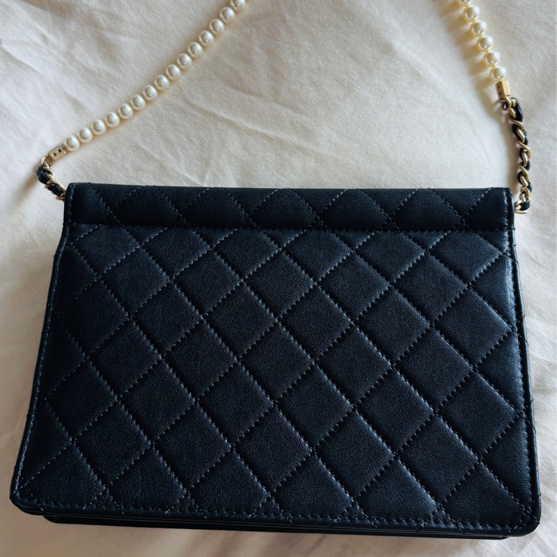 Chanel 經典口蓋珍珠皮穿鍊條包-1