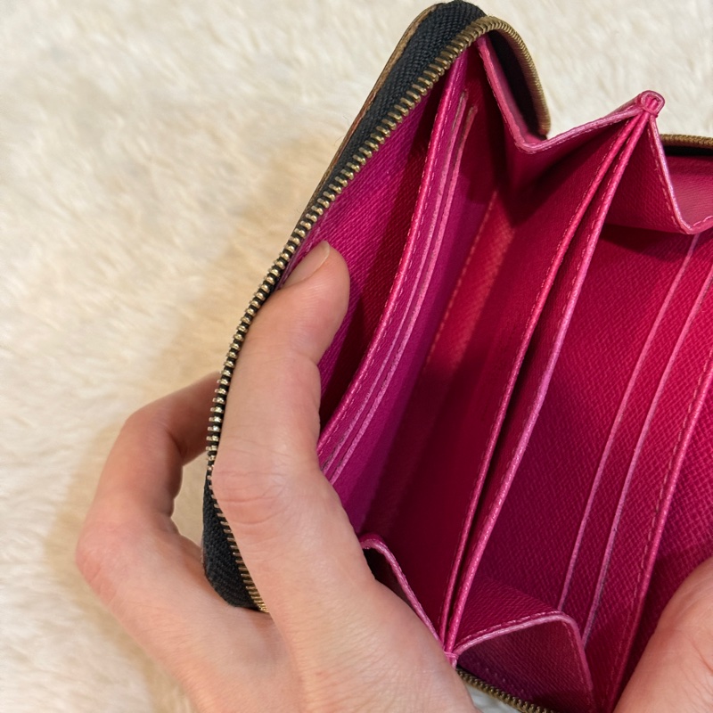 😎出名好用 用過回不去的LV黑彩拉鏈零錢包 短夾💶鈔票對折放超多-4