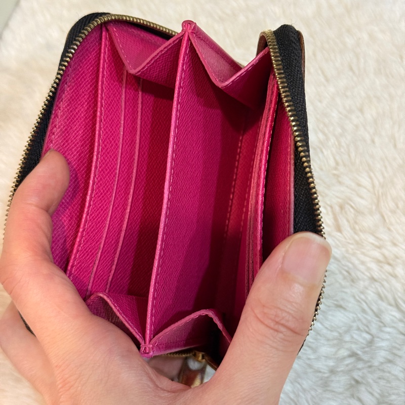 😎出名好用 用過回不去的LV黑彩拉鏈零錢包 短夾💶鈔票對折放超多-11