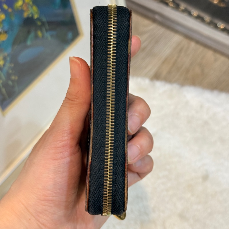 😎出名好用 用過回不去的LV黑彩拉鏈零錢包 短夾💶鈔票對折放超多-19