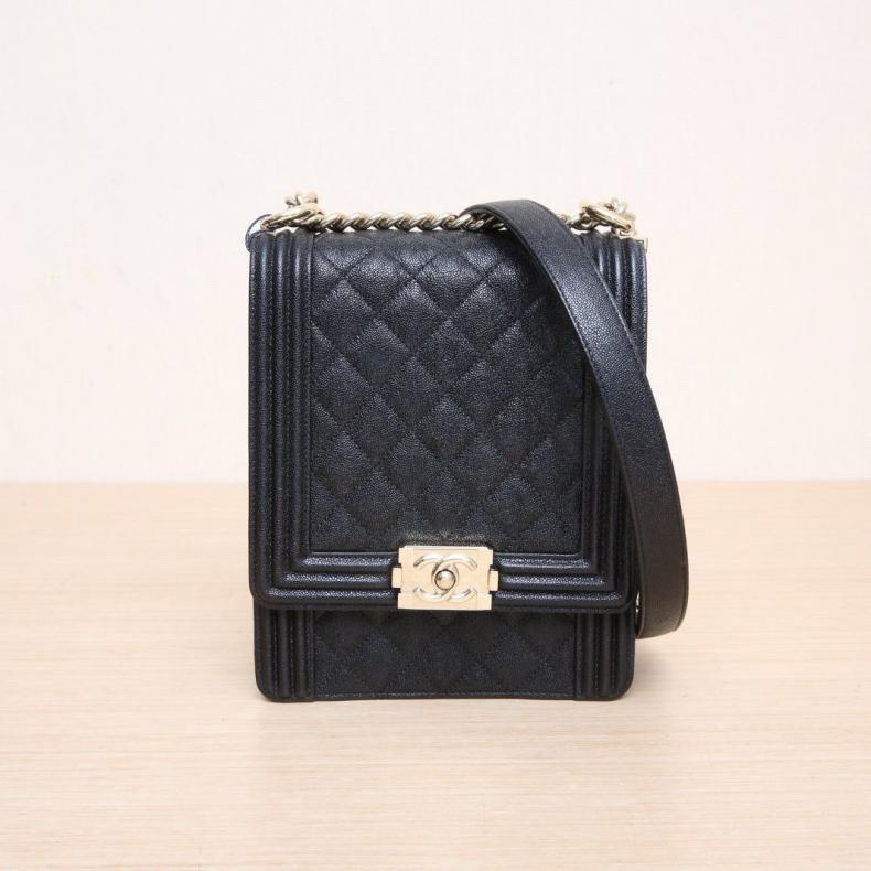 CHANEL(香奈兒) Leboy 豎版 16cm 黑色 荔枝 28開 金扣 菱格紋-0