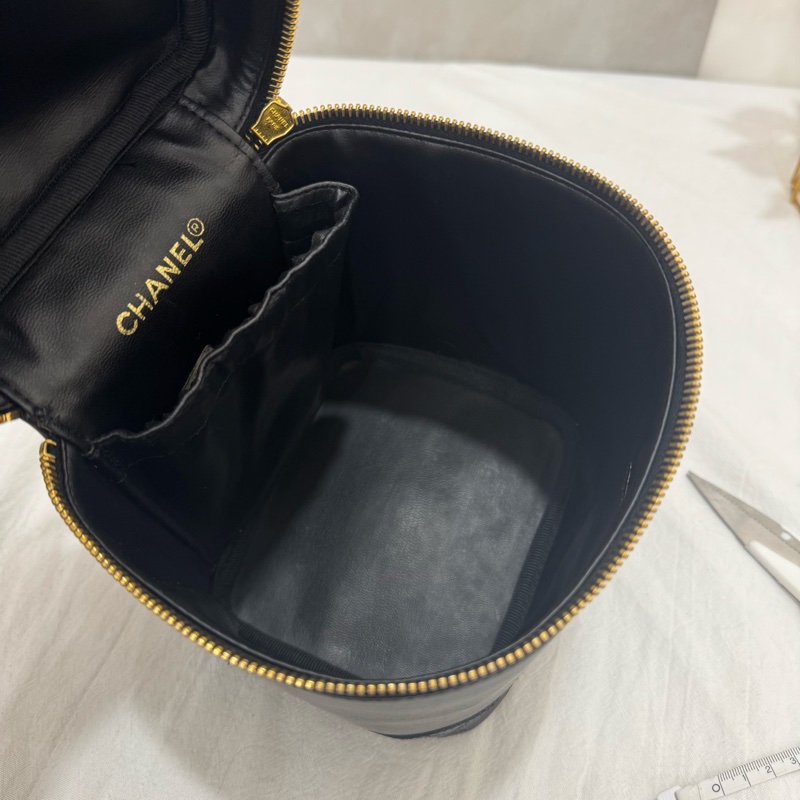 Chanel 小羊皮手提化妝包-31