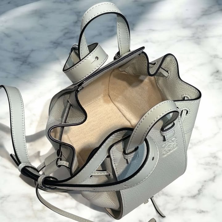 LOEWE柔軟粒面小牛皮迷你抽繩吊床包/淺綠-5