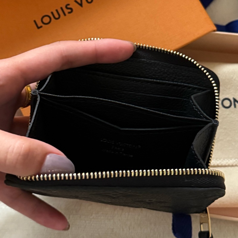 LV 壓紋ㄇ型拉鏈短夾 零錢包-3