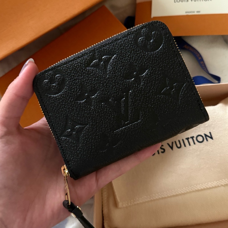 LV 壓紋ㄇ型拉鏈短夾 零錢包-6