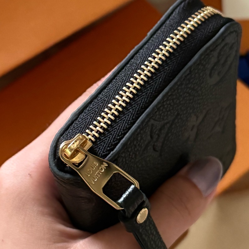 LV 壓紋ㄇ型拉鏈短夾 零錢包-9