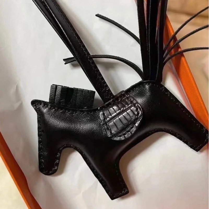 Hermes 鱷魚皮小黑馬吊飾-0