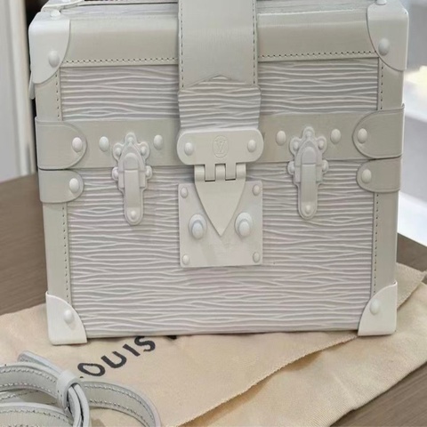 LV 限量版白雪公主PETITE MALLE系列硬盒子水波紋斜背包20*13cm  98新配件塵袋