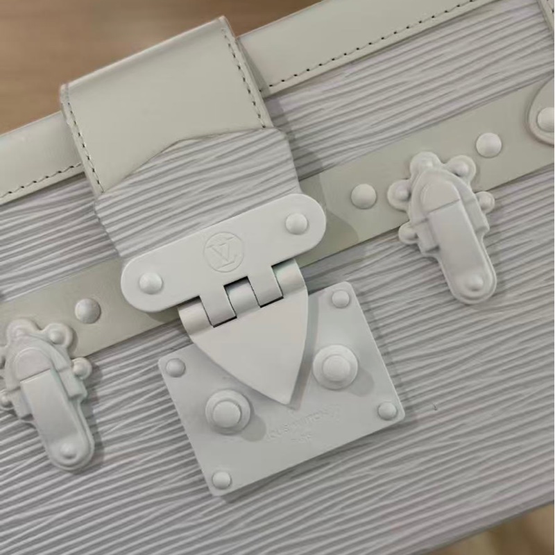 LV 限量版白雪公主PETITE MALLE系列硬盒子水波紋斜背包20*13cm  98新配件塵袋-1