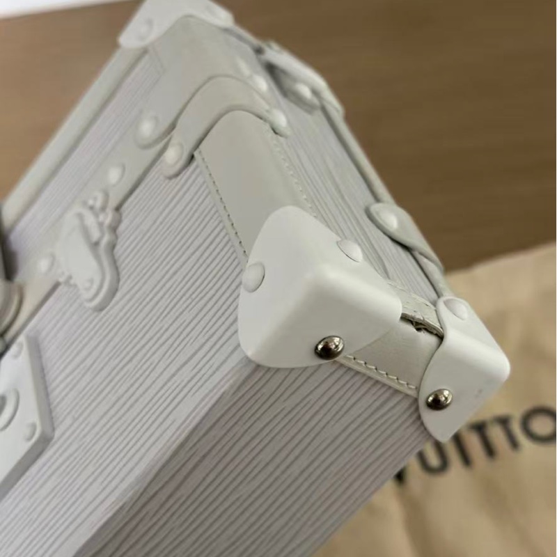 LV 限量版白雪公主PETITE MALLE系列硬盒子水波紋斜背包20*13cm  98新配件塵袋-4