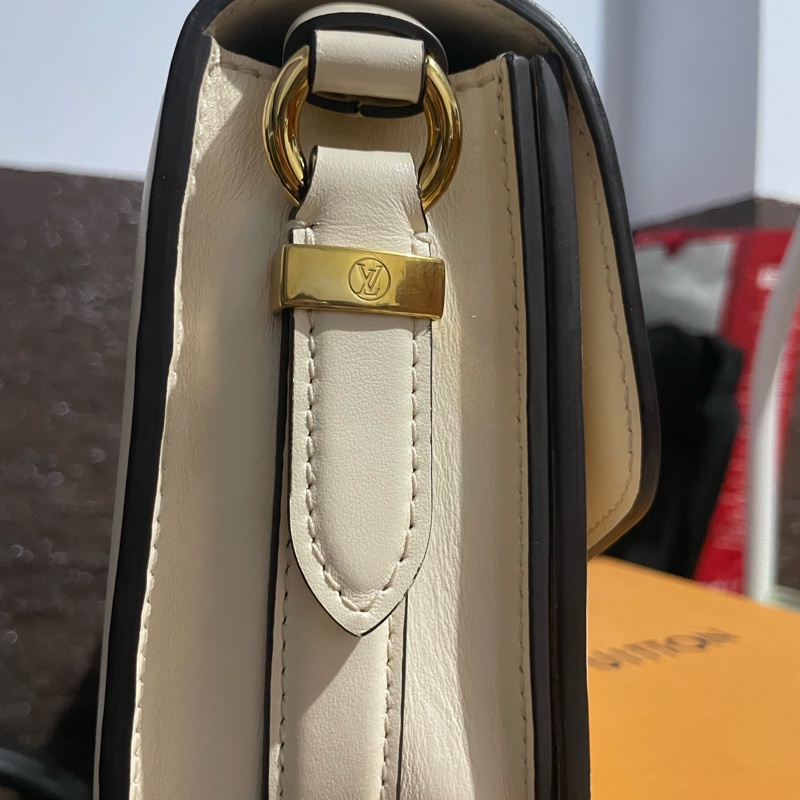 LV白色包-16